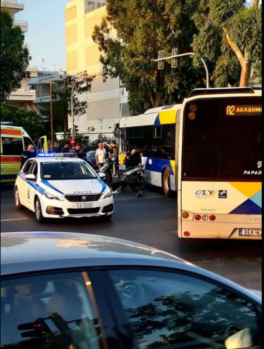Σοβαρό τροχαίο στην Παραλιακή: Αστικό λεωφορείο συγκρούστηκε με μηχανή