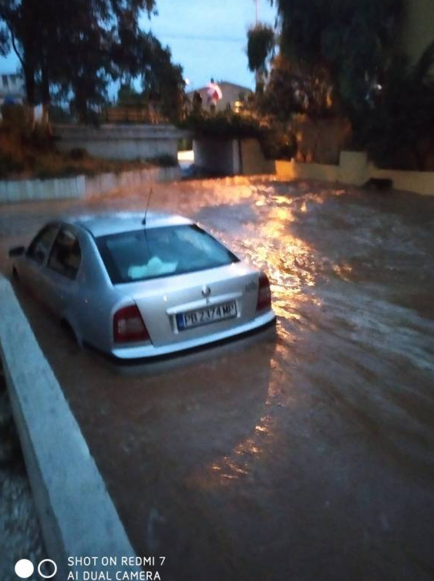 Καιρός: «Βούλιαξε» η Θάσος από την κακοκαιρία - Πτώσεις δέντρων στη Θεσσαλονίκη 