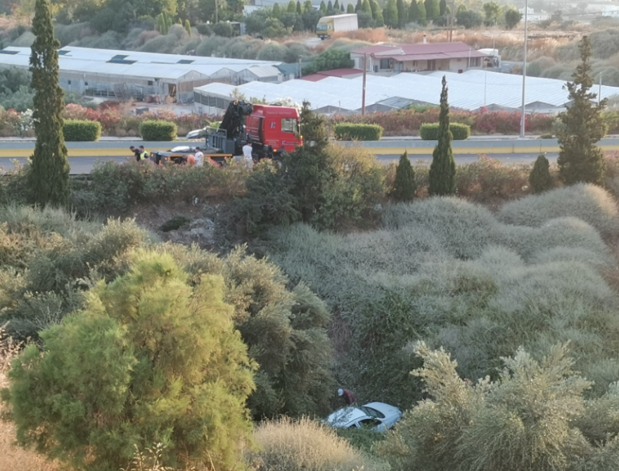 Νέο τροχαίο στον ΒΟΑΚ: Αυτοκίνητο έκανε «βουτιά» στο κενό - Δείτε φωτογραφίες 