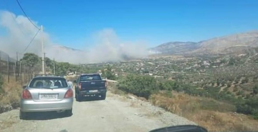 Φωτιά τώρα: Σε ύφεση η πυρκαγιά στο δήμο Σαρωνικού, στην περιοχή Φέριζα 