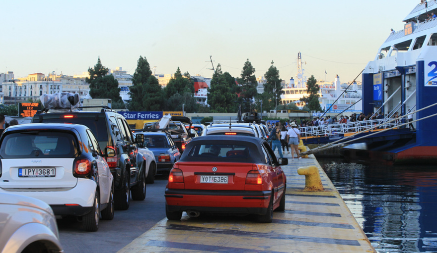Φεύγουν γεμάτα τα πλοία με τους αδειούχους του Ιουλίου, κίνηση και στο «Ελ.Βενιζέλος»