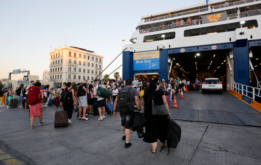 Φεύγουν γεμάτα τα πλοία με τους αδειούχους του Ιουλίου, κίνηση και στο «Ελ.Βενιζέλος»