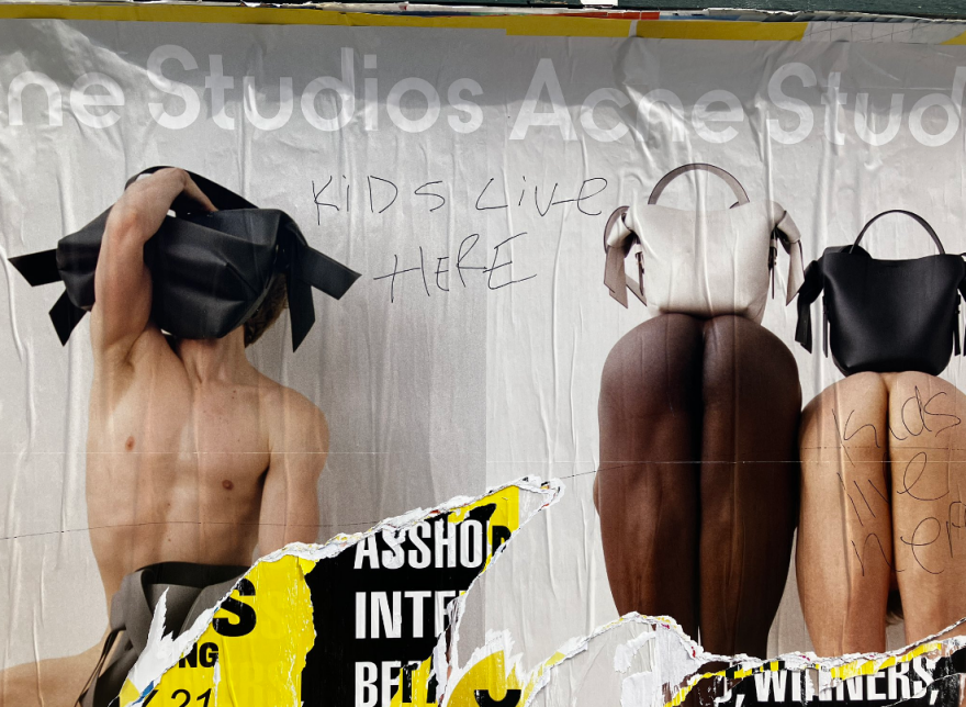 ΗΠΑ: Γυμνά οπίσθια και... τσάντες τοιχοκολλούνται στους δρόμους της Νέας Υόρκης και διχάζουν (φωτογραφίες)