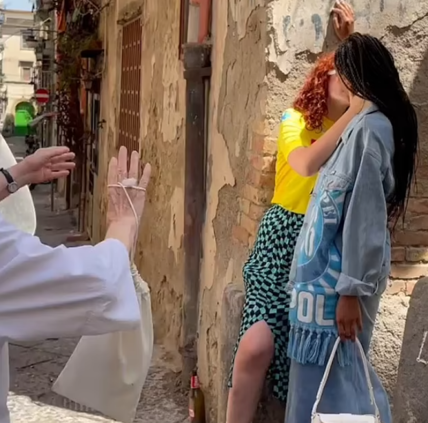 Νάπολη: Καλόγρια εκτός... εαυτού διέκοψε το φιλί γυναικών μοντέλων - «Αυτά είναι του διαβόλου» φώναζε (βίντεο)