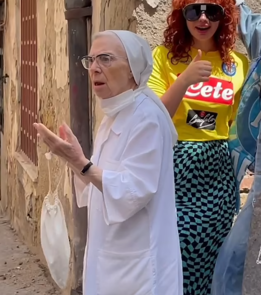 Νάπολη: Καλόγρια εκτός... εαυτού διέκοψε το φιλί γυναικών μοντέλων - «Αυτά είναι του διαβόλου» φώναζε (βίντεο)