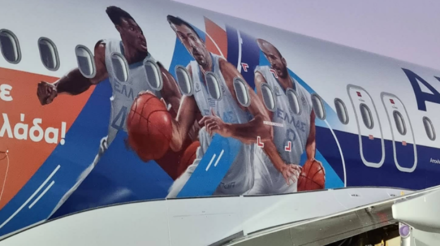  Eurobasket: Παρουσιάστηκε το αεροπλάνο που θα μεταφέρει την Ελλάδα στο Μιλάνο 