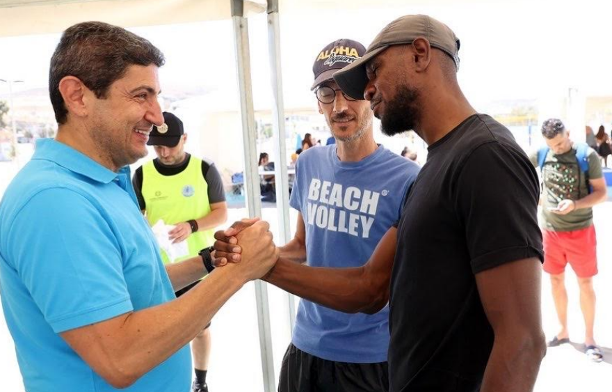 Αυγενάκης - Αμπιντάλ: Έπαιξαν μαζί μπιτς σόκερ στην Κρήτη 