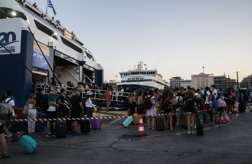 Εγκαταλείπουν το κλεινόν άστυ οι αδειούχοι του Αυγούστου, κίνηση στο λιμάνι του Πειραιά