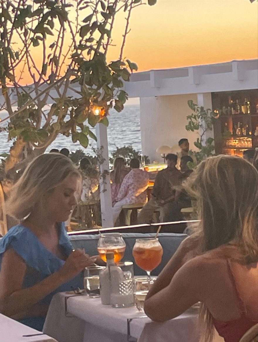 Μύκονος: Ο «καυτός» Τσίλι, το learjet του Ντερούλο και μια «μάσκα» στο Bagatelle