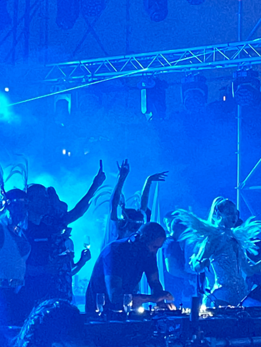 Μύκονος: Ο «καυτός» Τσίλι, το learjet του Ντερούλο και μια «μάσκα» στο Bagatelle