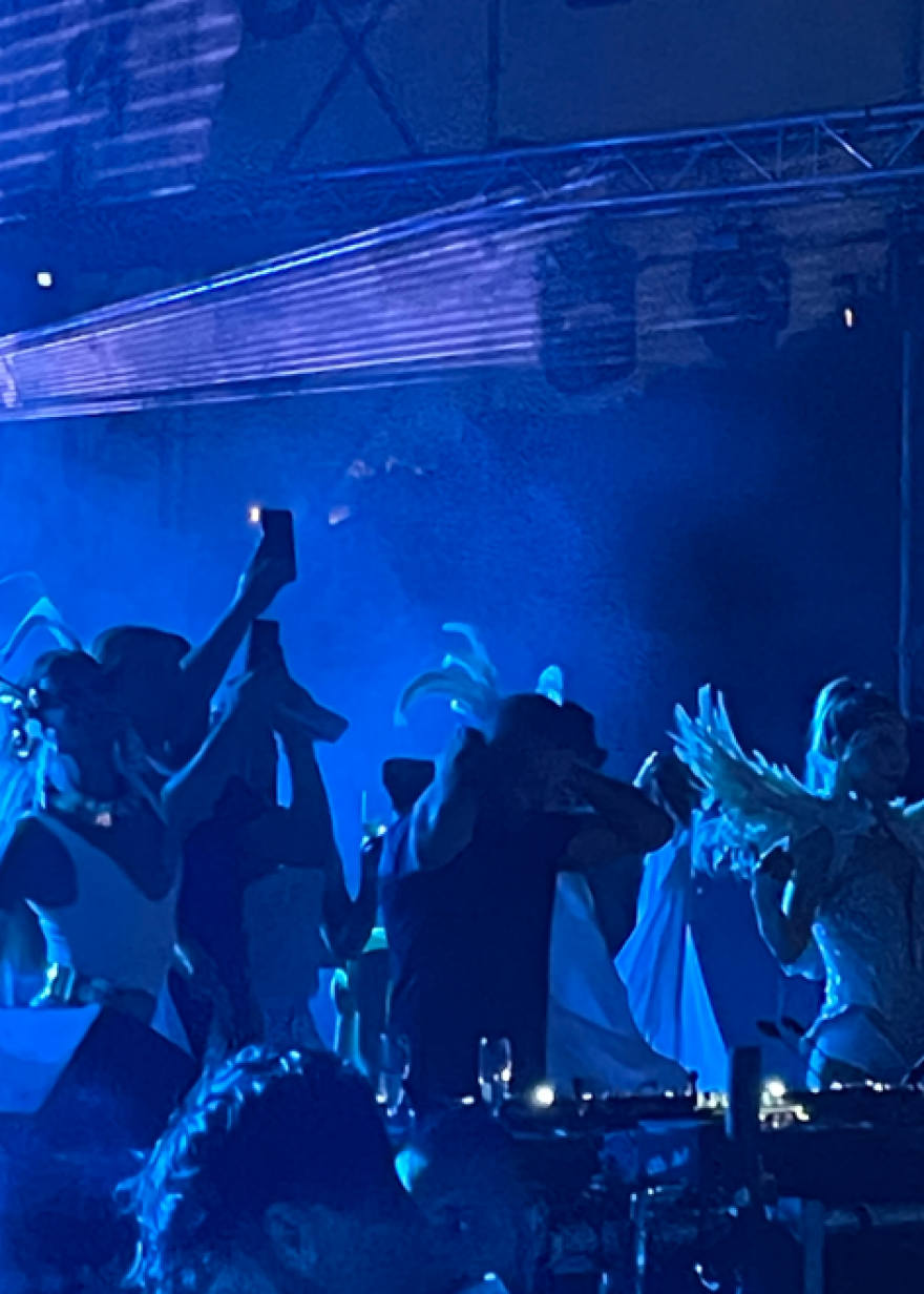 Μύκονος: Ο «καυτός» Τσίλι, το learjet του Ντερούλο και μια «μάσκα» στο Bagatelle