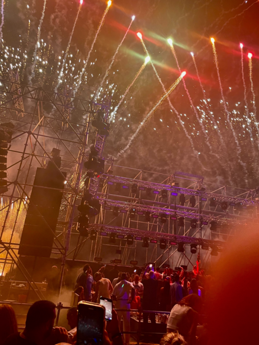 Μύκονος: Ο «καυτός» Τσίλι, το learjet του Ντερούλο και μια «μάσκα» στο Bagatelle