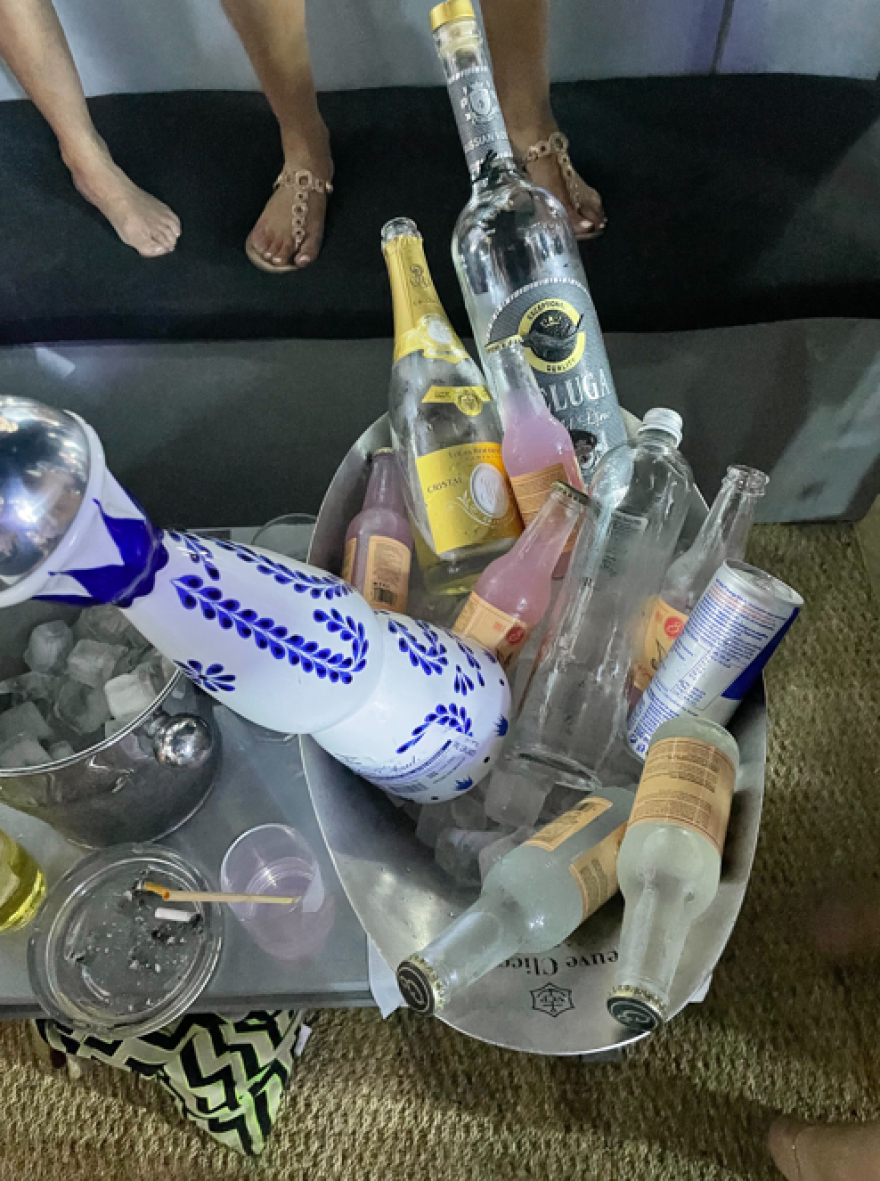 Μύκονος: Ο «καυτός» Τσίλι, το learjet του Ντερούλο και μια «μάσκα» στο Bagatelle