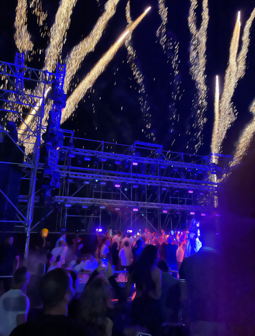 Μύκονος: Ο «καυτός» Τσίλι, το learjet του Ντερούλο και μια «μάσκα» στο Bagatelle