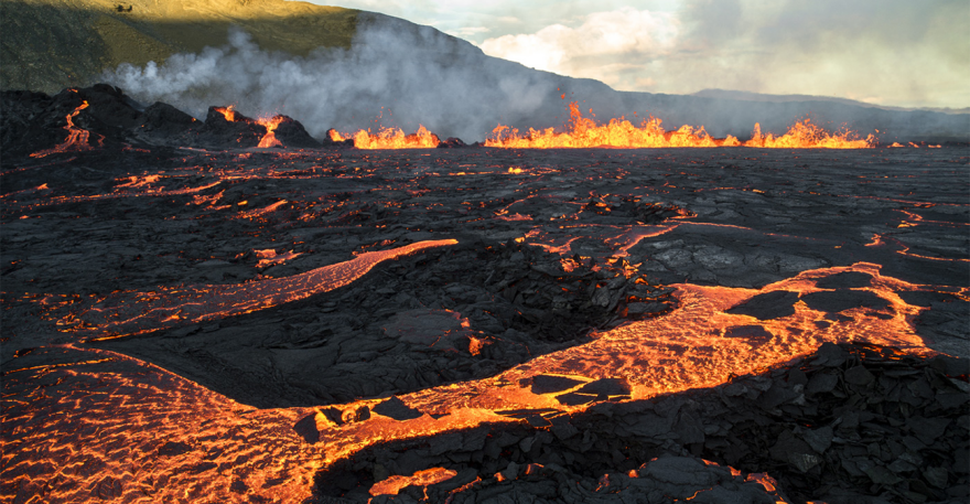 «Ποτάμια» λάβας και πυκνοί καπνοί μετά την έκρηξη του ηφαιστείου στην Ισλανδία - Δείτε βίντεο