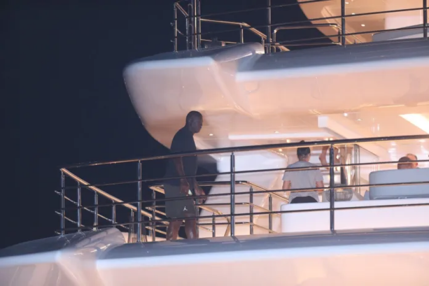 Μάικλ Τζόρνταν: Απολαμβάνει τις διακοπές του στην Χαλκιδική με πολυτελή θαλαμηγό