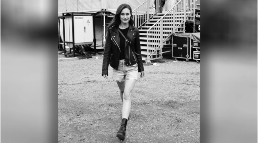 Σάνα Μαρίν: Νέα εντυπωσιακή εμφάνιση με κοντό φόρεμα και μαύρες μπότες