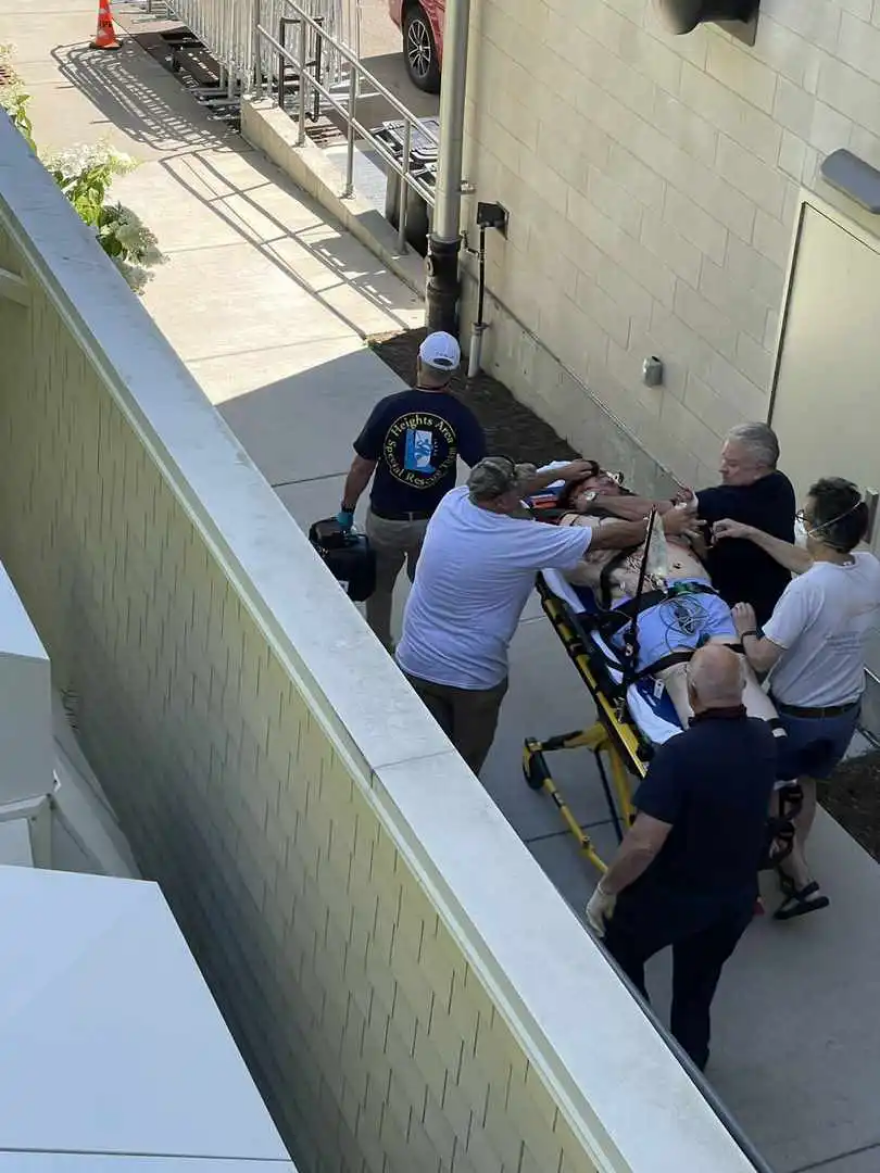 Σαλμάν Ρουσντί: Ένας 24χρονος από το Νιου Τζέρσεϊ είναι ο δράστης της  επίθεσης με μαχαίρι στον διάσημο συγγραφέα