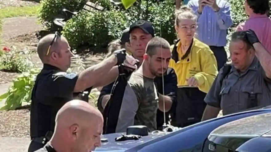 Σαλμάν Ρουσντί: Ένας 24χρονος από το Νιου Τζέρσεϊ είναι ο δράστης της  επίθεσης με μαχαίρι στον διάσημο συγγραφέα