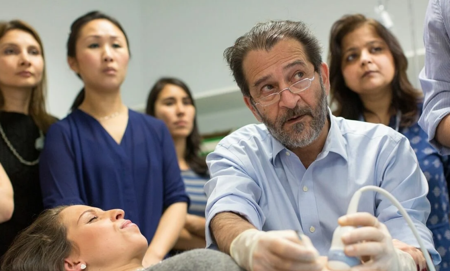 Kύπρος Νικολαΐδης: H ζωή του «πατέρα» της αυχενικής διαφάνειας γίνεται ταινία