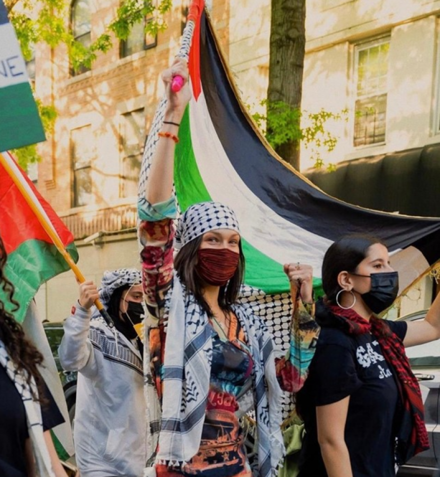 Μπέλα Χαντίντ: Η δύσκολη παιδική ηλικία, το bullying και η Παλαιστίνη