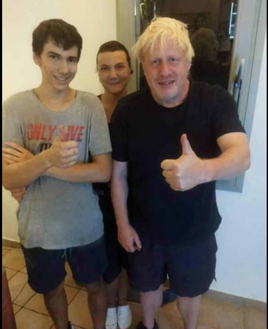 Ο Τζόνσον συνεχίζει τις διακοπές αλα ελληνικά: Άφησε φιλοδώρημα 50 ευρώ σε εστιατόριο στην Κάρυστο