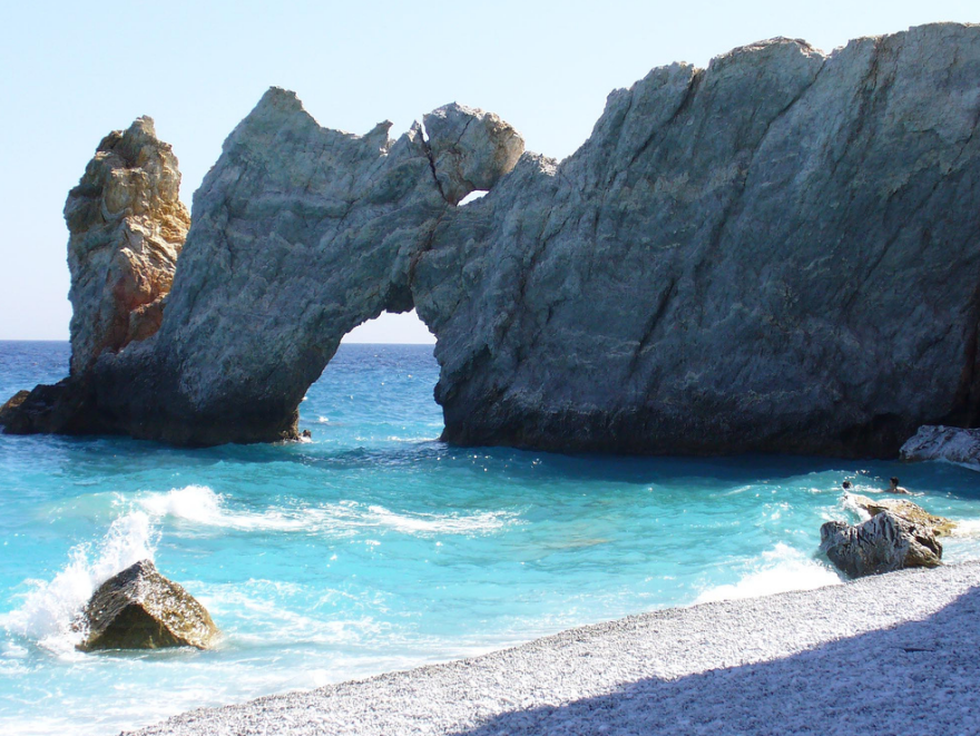 Σκιάθος: Περίφραξη προστασίας μετά την κατολίσθηση στην παραλία Λαλάρια