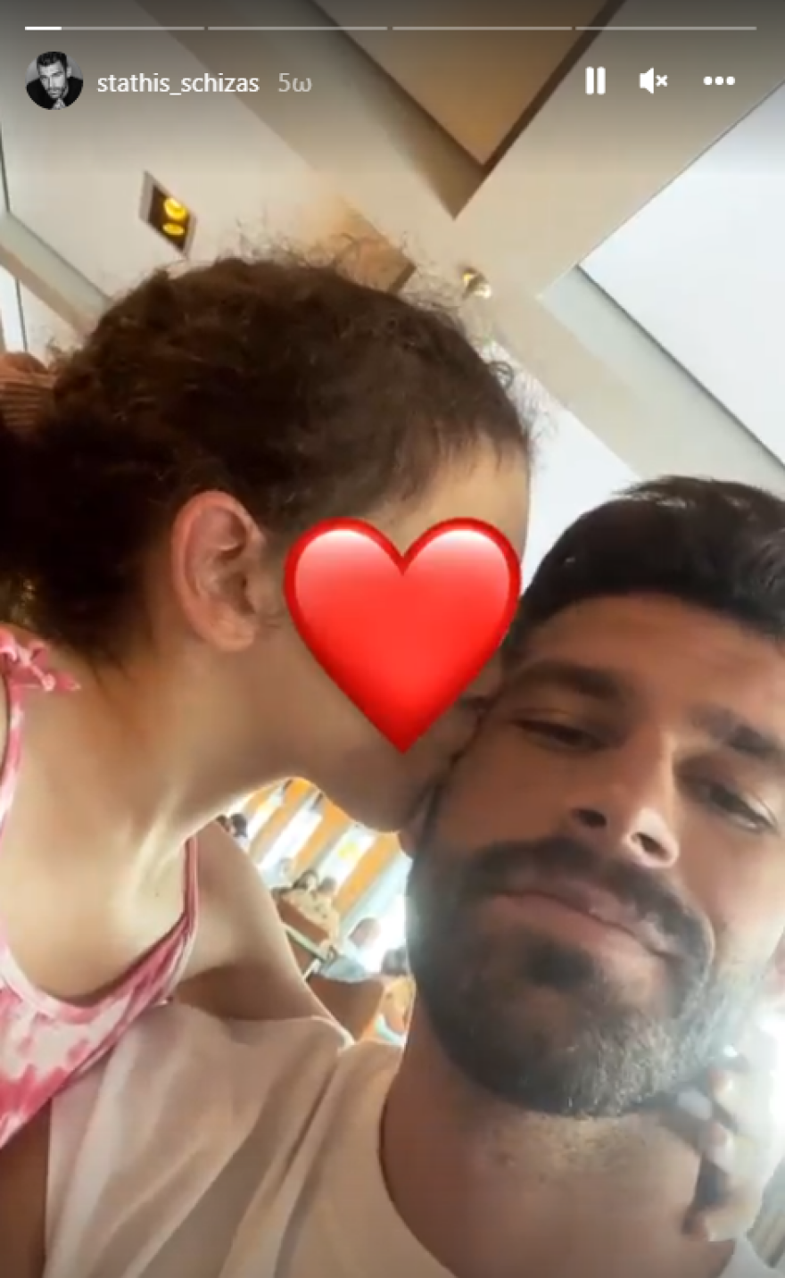 O Στάθης Σχίζας κάνει διακοπές στη Σαντορίνη με την κόρη του
