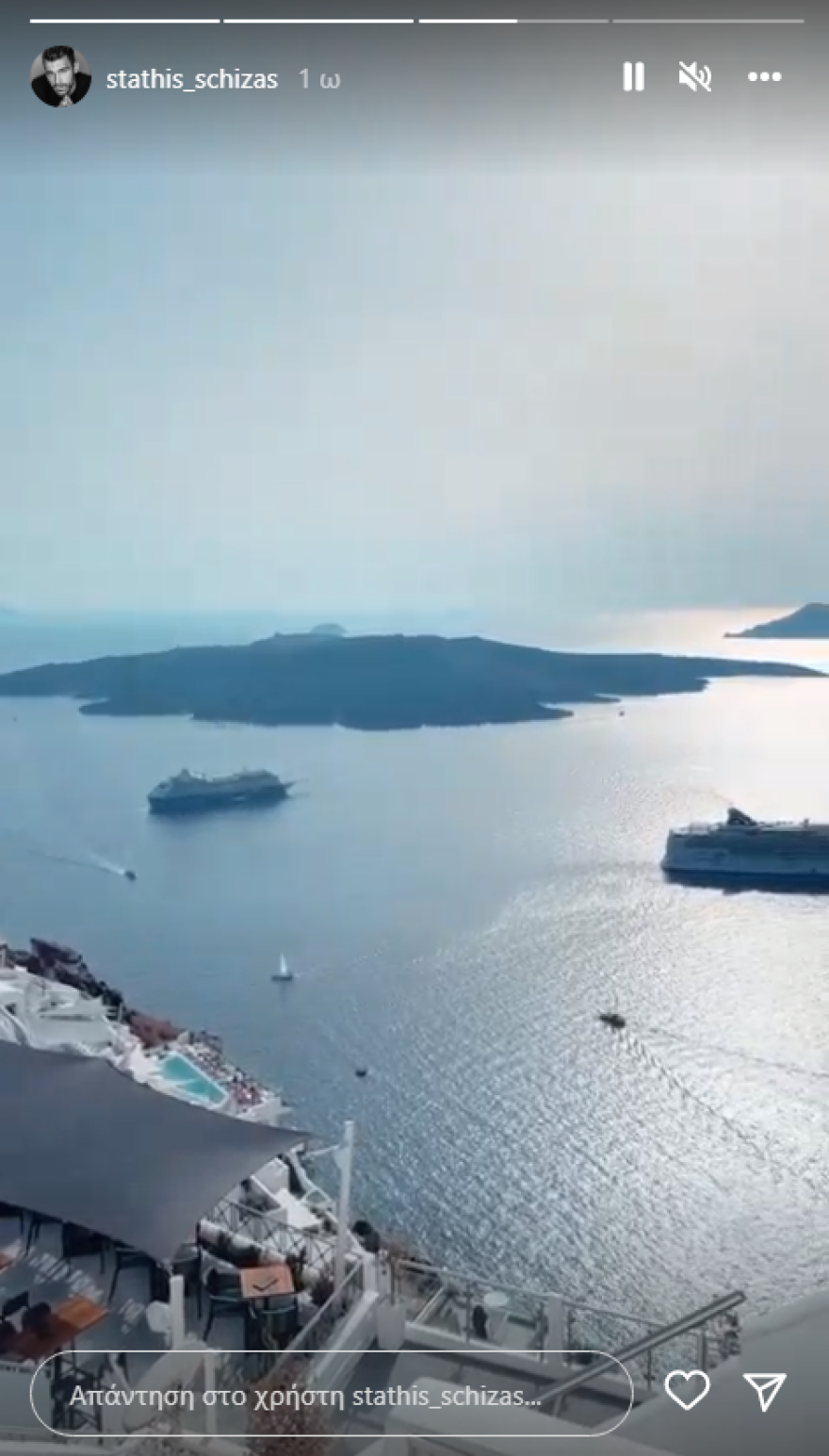 O Στάθης Σχίζας κάνει διακοπές στη Σαντορίνη με την κόρη του