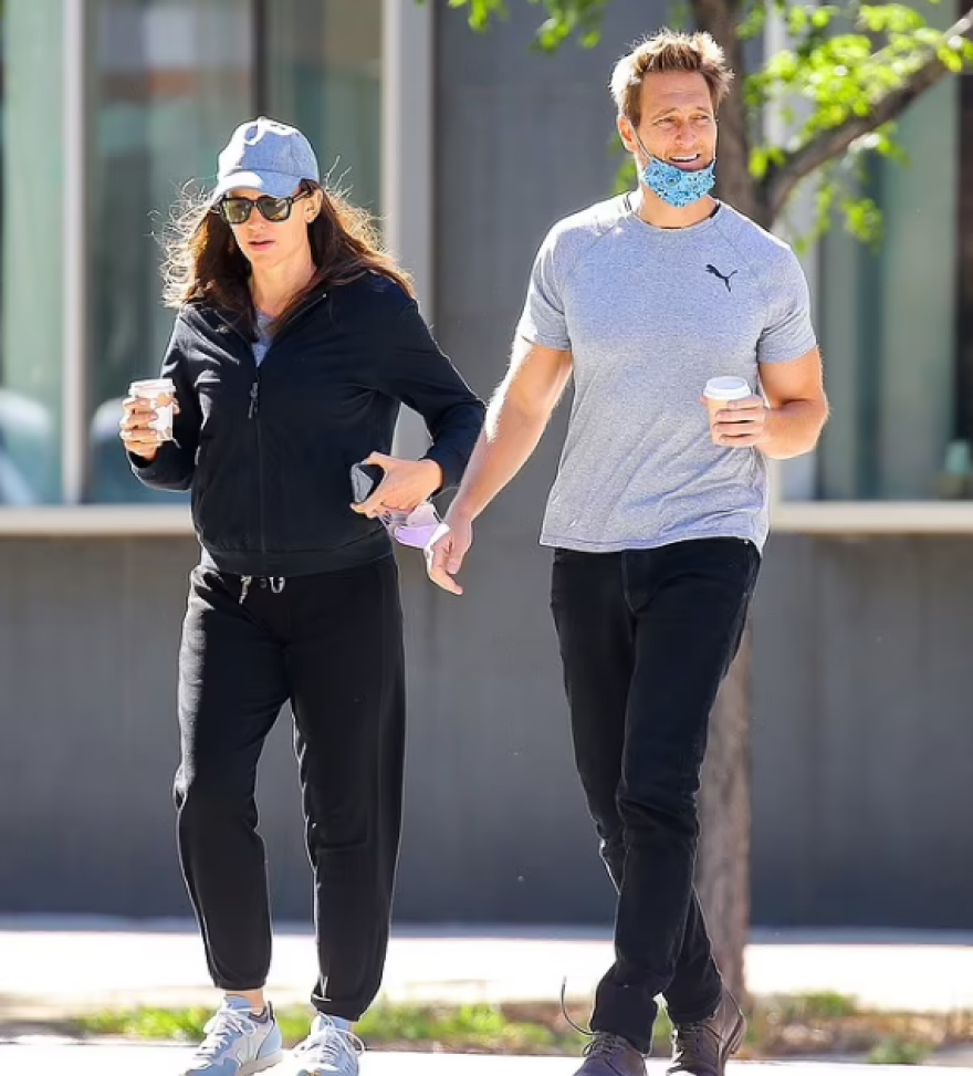 Μπένιφερ: Το απρόοπτο με τη μητέρα του Άφλεκ και η «χυλόπιτα» της Γκάρνερ στον πρώην της