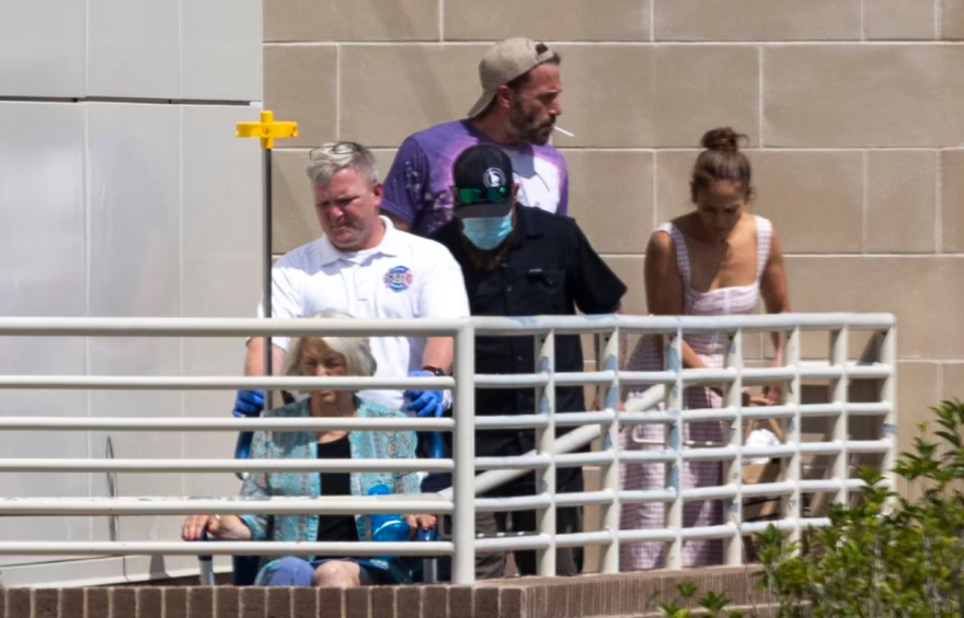 Μπένιφερ: Το απρόοπτο με τη μητέρα του Άφλεκ και η «χυλόπιτα» της Γκάρνερ στον πρώην της