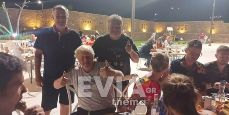 Ευδιάθετος και αξύριστος σε γνωστή ταβέρνα της Καρύστου ο Μπόρις Τζόνσον