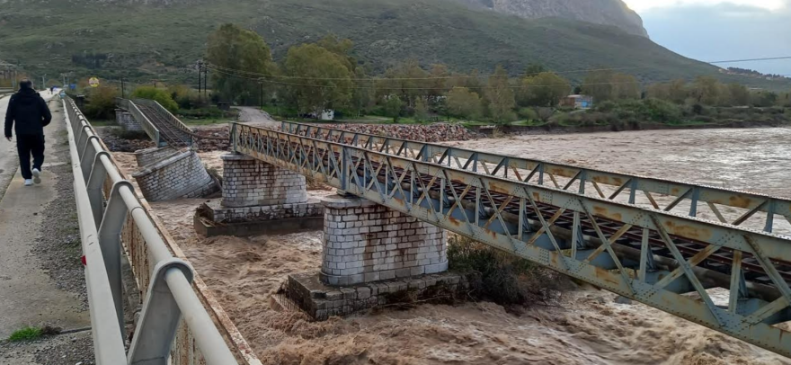 Εύηνος: Οι βροχές διέλυσαν το πρόχειρο πέρασμα -Ξανά σε απόγνωση οι κάτοικοι