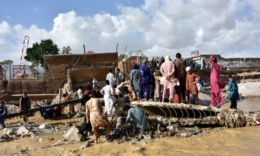 Νέα βίντεο από τις πλημμύρες στο Πακιστάν: Σπίτια παρασύρονται από τα ορμητικά νερά, τουλάχιστον 1000 οι νεκροί 