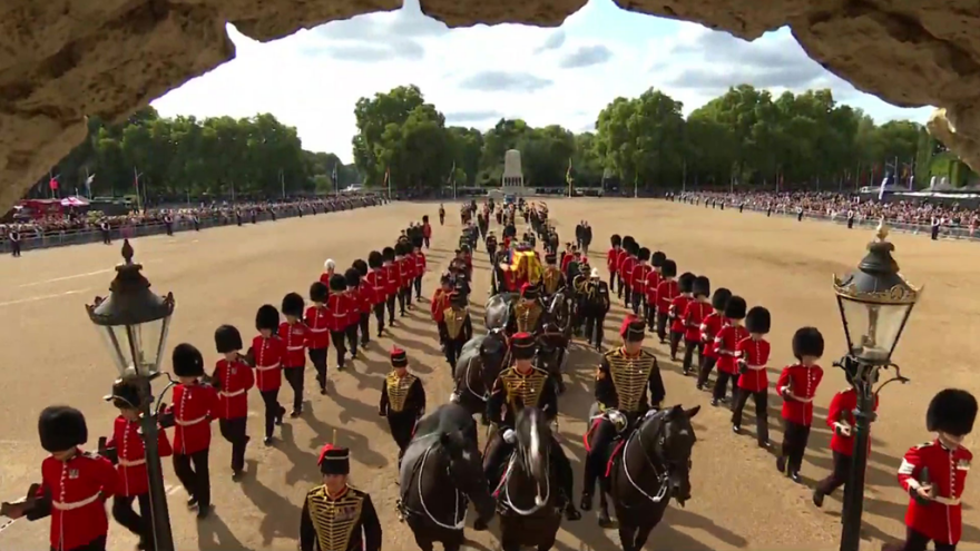 Βασίλισσα Ελισάβετ: Σε λαϊκό προσκύνημα η σορός της Ελισάβετ, ουρές έως και 16 χιλιομέτρων (βίντεο + φωτογραφίες)