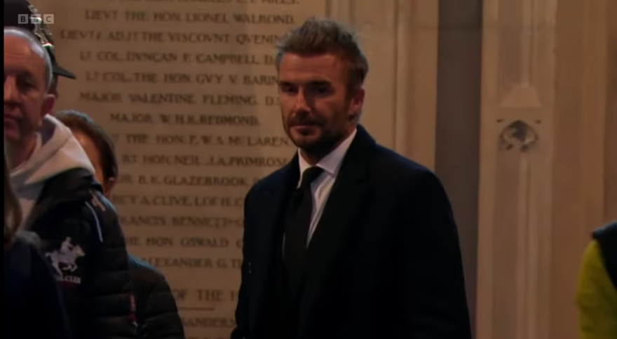 Βασίλισσα Ελισάβετ: Συγκινημένος ο Ντέιβιντ Μπέκαμ στο λαϊκό προσκύνημα της Αυτής Μεγαλειότητας