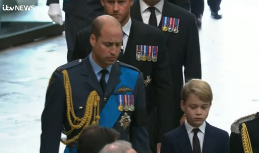 Κηδεία Βασίλισσας Ελισάβετ: Στην τελετή ο πρίγκιπας Τζορτζ με την πριγκίπισσα Σαρλότ