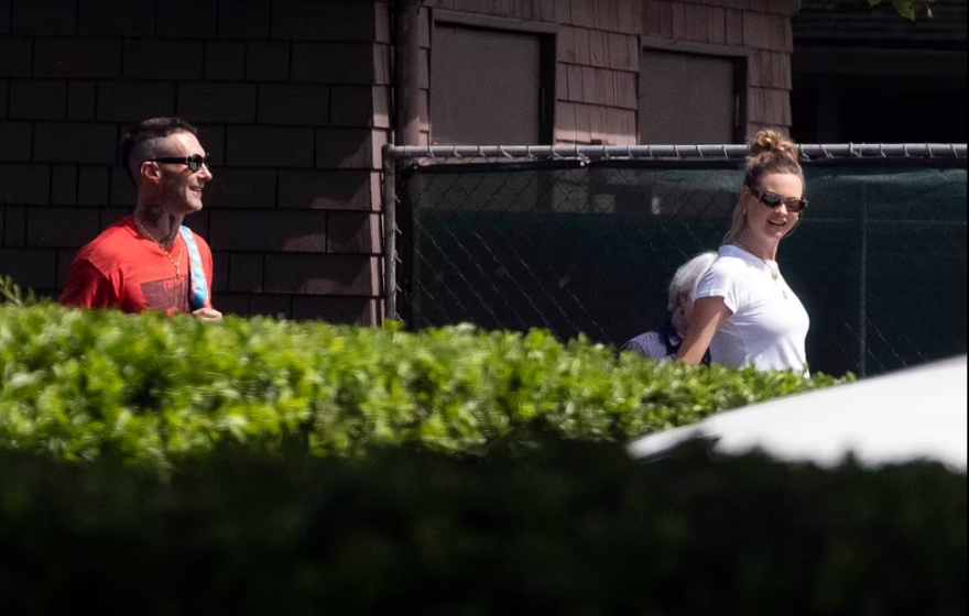 Άνταμ Λεβίν: O τραγουδιστής των Maroon 5 και η σύζυγός του χαμογελαστοί μετά τις κατηγορίες για το... παράνομο ειδύλλιο