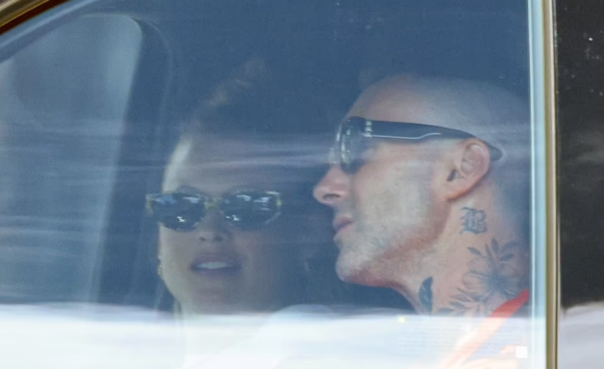 Άνταμ Λεβίν: O τραγουδιστής των Maroon 5 και η σύζυγός του χαμογελαστοί μετά τις κατηγορίες για το... παράνομο ειδύλλιο