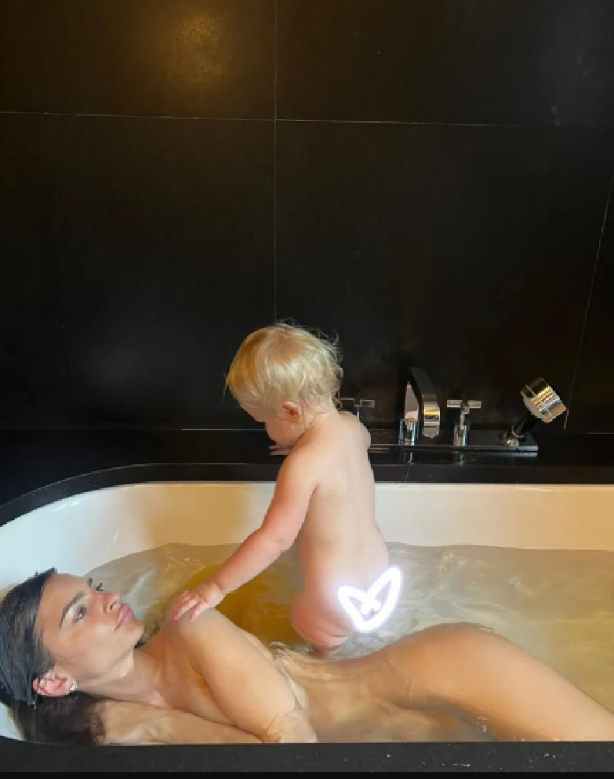 Έμιλι Ραταϊκόφσκι: Το «κράξιμο» για τις γυμνές φωτογραφίες με τον γιο της - «Αυτό δεν είναι φυσιολογικό»