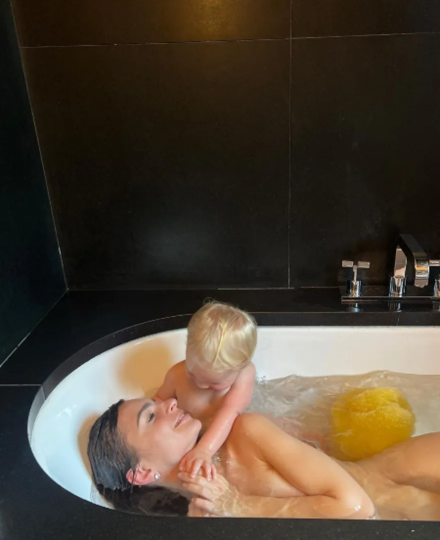 Έμιλι Ραταϊκόφσκι: Το «κράξιμο» για τις γυμνές φωτογραφίες με τον γιο της - «Αυτό δεν είναι φυσιολογικό»