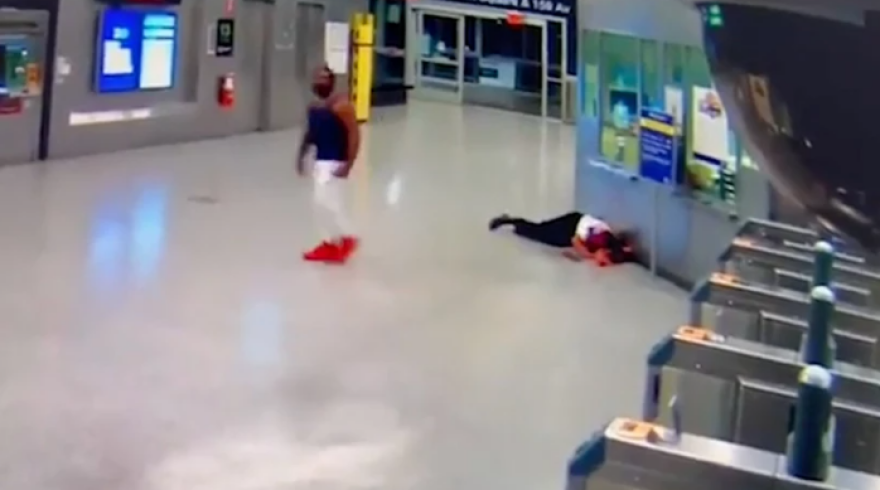 Τρομακτική επίθεση στο μετρό της Νέας Υόρκης: Της μίλησε, τον αγνόησε και την έσπασε στο ξύλο – Βίντεο