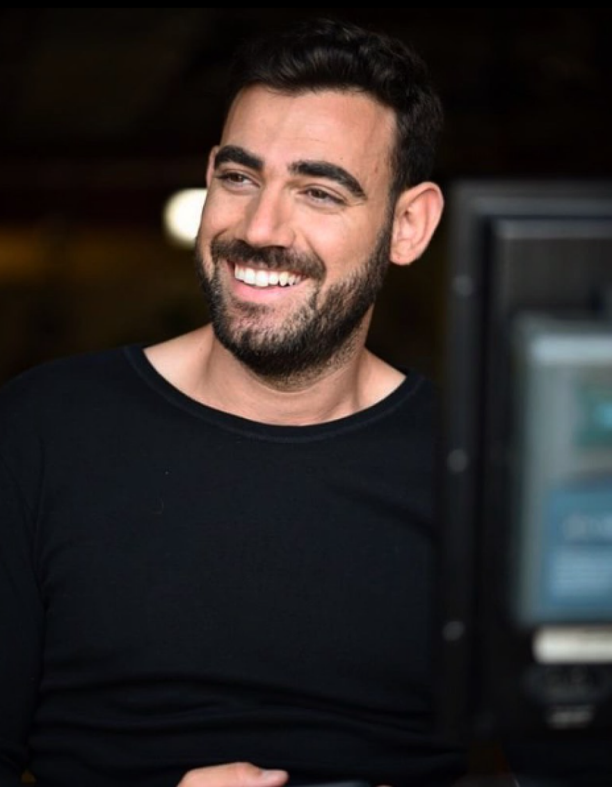 Νίκος Πολυδερόπουλος: «Έμενα σε ένα υπόγειο χωρίς ρεύμα και ζεσταινόμουν από τον λέβητα»