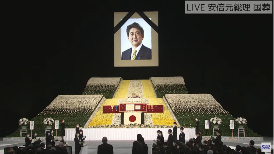 Σίνζο Άμπε: Δείτε live την εντυπωσιακή τελετή της κρατικής κηδείας του 