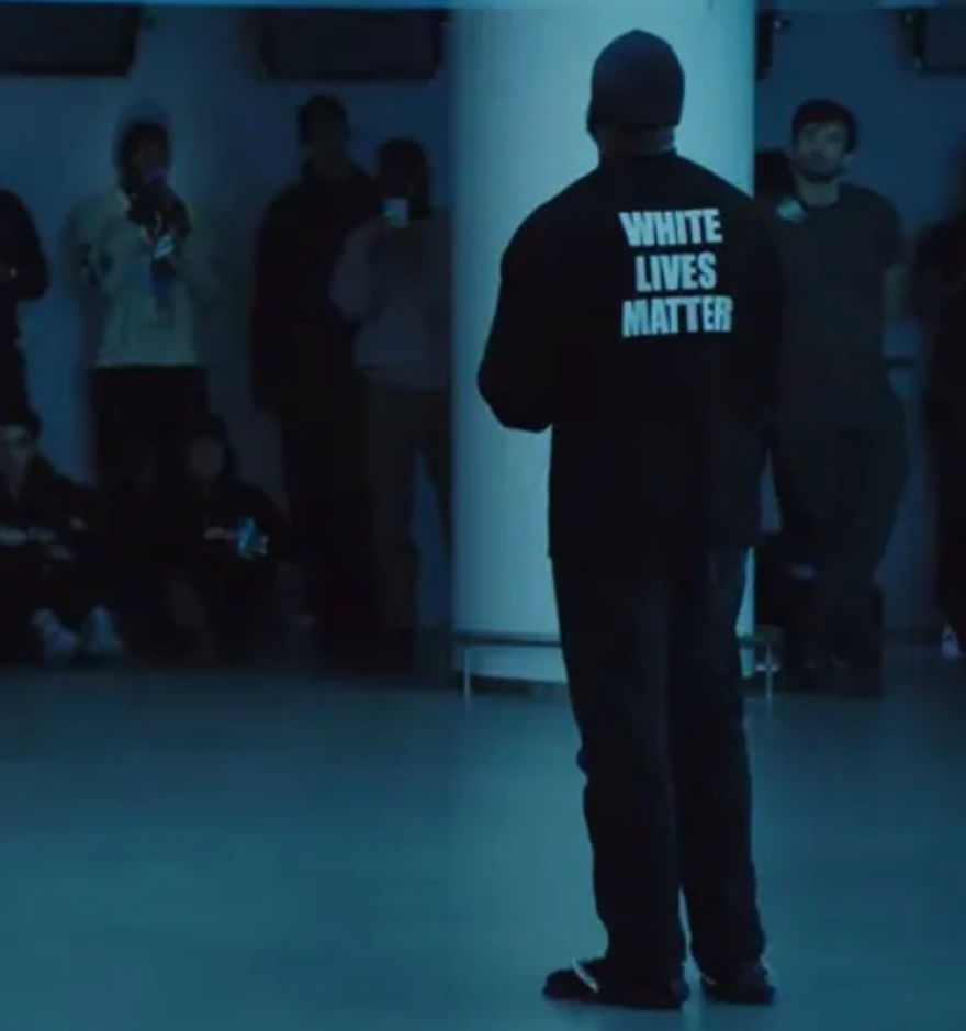 Κάνιε Γουέστ: Εμφανίστηκε σε σόου μόδας στο Παρίσι με μπλουζάκι «White Lives Matter» - Δείτε βίντεο