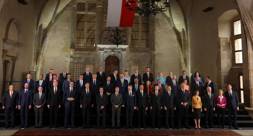 Πράγα: Κράτησαν τις... αποστάσεις Μητσοτάκης - Ερντογάν στην οικογενειακή φωτογραφία