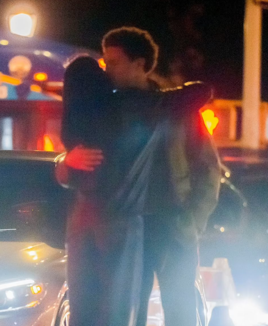 Η Ντούα Λίπα αποκαλύπτει αν έχει σχέση με τον Τρέβορ Νόα μετά το ραντεβού τους στη Νέα Υόρκη