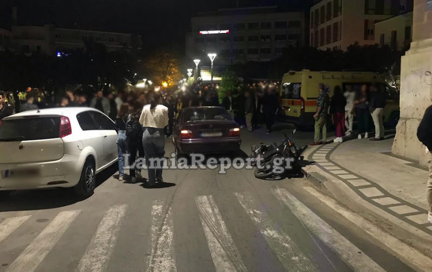 Λαμία: Οδηγός έχασε τον έλεγχο στο κέντρο της πόλης - Χτύπησε 16χρονη και παρέσυρε μηχανάκι διανομέα