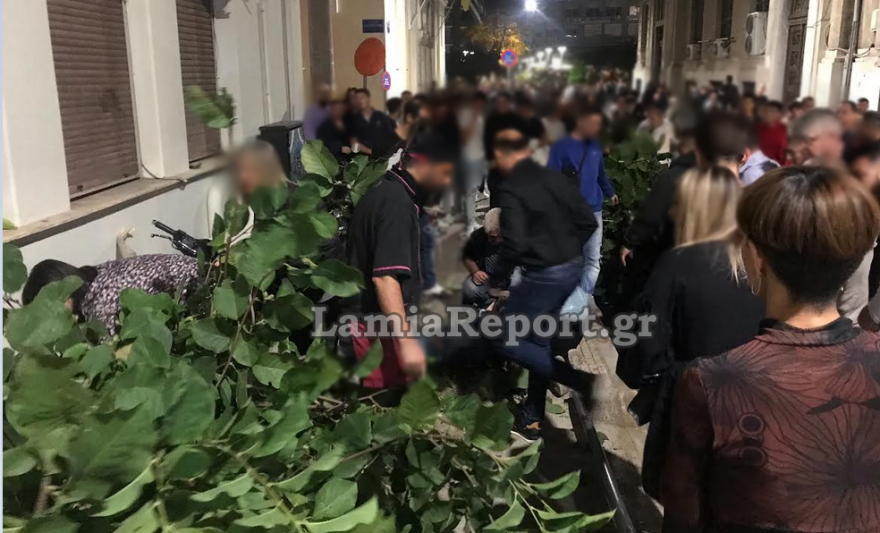 Λαμία: Οδηγός έχασε τον έλεγχο στο κέντρο της πόλης - Χτύπησε 16χρονη και παρέσυρε μηχανάκι διανομέα