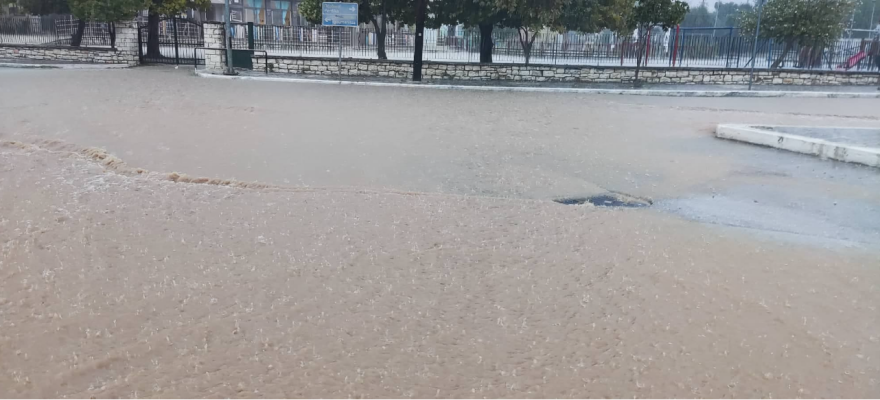 Καιρός - Κακοκαιρία στα δυτικά: Πλημμύρισαν δρόμοι στα Σύβοτα, ζημιές σε μαγαζιά και επιχειρήσεις - Δείτε βίντεο